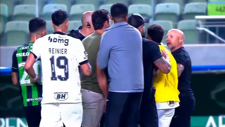 Jorge Sampaoli se quiso ir a las manos y no lo podían parar.