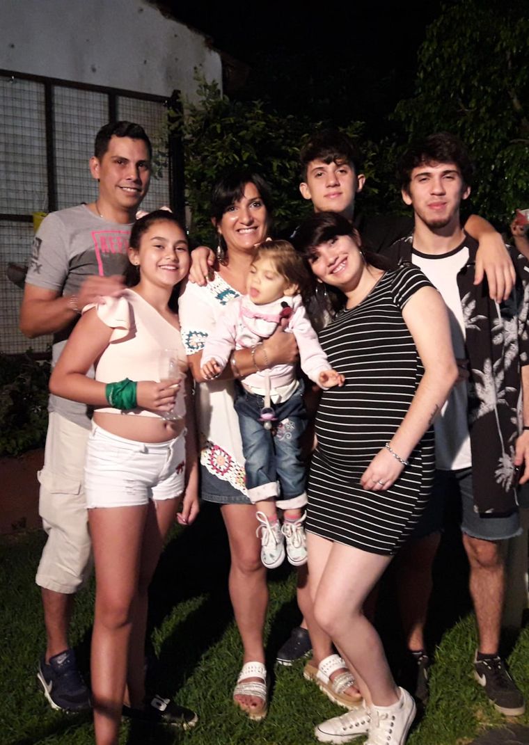 Catalina junto a su familia. Catalina junto a su familia.