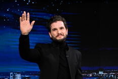 Kit Harington pasó por The Tonight Show de Jimmy Fallon y le dio una noticia que lo tiene aterrado. Foto: NBC vía Getty Images