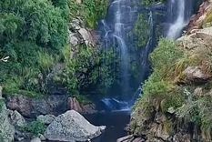 El pueblo tiene una cascada de 20 metros de altura Foto: captura de video @hoynoduermoencasa
