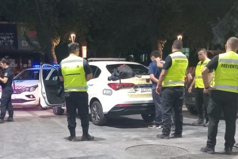 La escena del procedimiento en uno de los robos registrados en la Ciudad de Mendoza. La escena del procedimiento en uno de los robos registrados en la Ciudad de Mendoza.