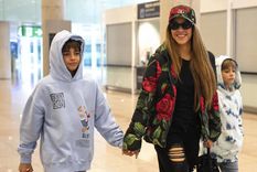 Shakira sigue velando por el futuro de sus dos hijos: Sasha y Milan.