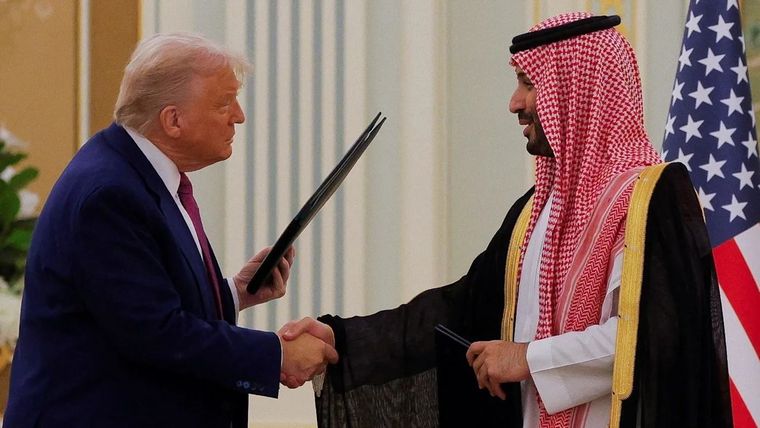 Los líderes de EE.UU. y Arabia Saudita firmaron un histórico paquete de acuerdos este martes. Foto: BBC