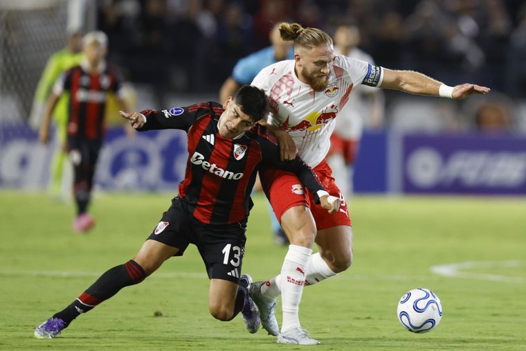 River enfrenta a RB Bragantino en el Estadio Municipal Cicero De Souza Marques.
