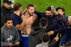 Algunos hinchas de Boca se metieron a la cancha para saludar a los jugadores. Foto: ESPN Algunos hinchas de Boca se metieron a la cancha para saludar a los jugadores. Foto: ESPN