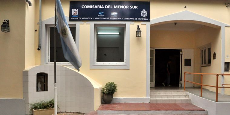 Una de las aprehendidas tiene 16 años, y fue trasladada a la Comisaría del Menor. Foto: Mediamza.com