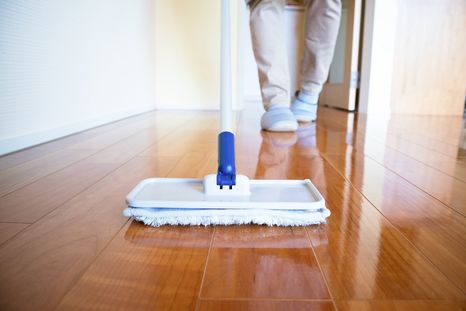El piso quedará impecable con este truco. Foto: Shutterstock