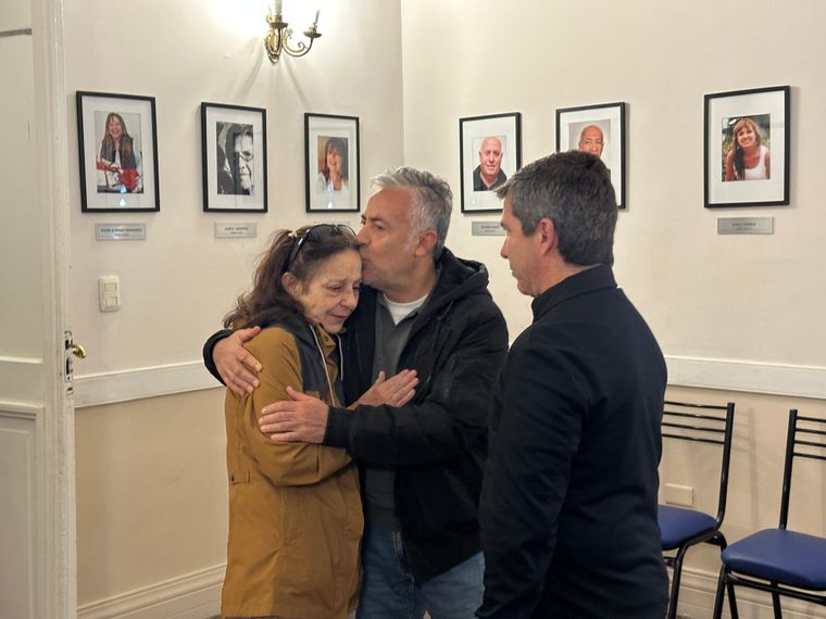 El gobernador Alfredo Cornejo se acercó a saludar y dar el pésame a la familia de Pocho Sosa. El gobernador Alfredo Cornejo se acercó a saludar y dar el pésame a la familia de Pocho Sosa.