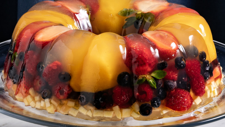 La receta más fresca del verano. Gelatina con frutas en capas, una versión moderna del clásico postre argentino. La receta más fresca del verano. Gelatina con frutas en capas, una versión moderna del clásico postre argentino.