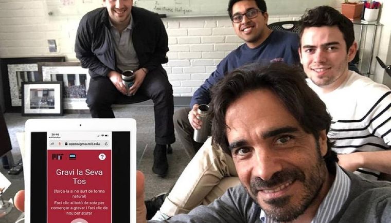 El investigador catalán Brian Subirana, y miembros de su equipo en el Instituto de Tecnología de Massachusetts.