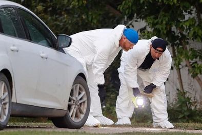 MDZol | Investigadores forenses en una de las trece escenas del crimen en Weldon, Saskatchewan Foto: REUTERS