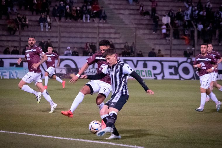Gimnasia no brilló en el Padre Martearena. Gimnasia no brilló en el Padre Martearena.