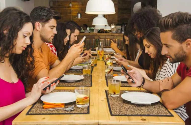 Mirando el celular y sin conexión entre nosotros mismos.
