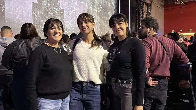 Luly, Tana y Meli no quisieron perderse este momento histórico. Foto: Maru Mena. Luly, Tana y Meli no quisieron perderse este momento histórico. Foto: Maru Mena.