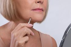 mujeres con pelos en el menton: lo que muchas ignoran y podria alertar sobre un problema hormonal