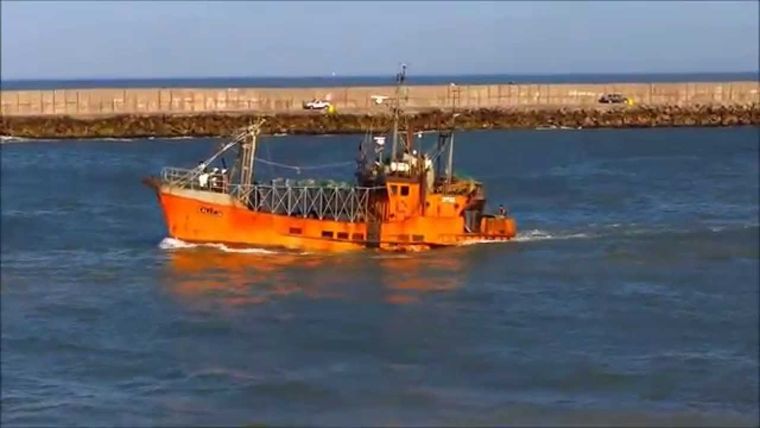 El barco pesquero naufragó y su tripulación fue rescatada a último momento