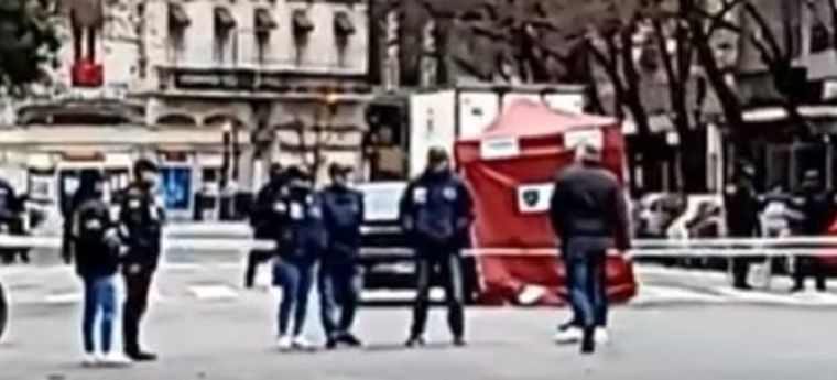 Un oficial de la Policía de la Ciudad mató a un delincuente durante un intento de robo.