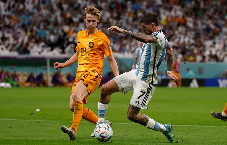 Frenkie De Jong El volante neerlandés mostró su enojo con el árbitro Mateu Lahoz. Foto: EFE