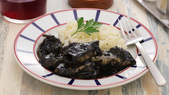 Esta receta debe su característico color negro al uso de la tinta natural del chipirón, un ingrediente que convierte la receta en una de las más impactantes de la cocina española.