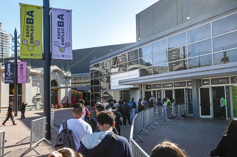 Cada año se forman largas filas en la Expo Empleo BA de jóvenes que buscan tener su primera experiencia laboral.