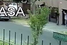 Salió a sacar la basura y fue víctima de un brutal robo. Foto: Captura de video Salió a sacar la basura y fue víctima de un brutal robo. Foto: Captura de video