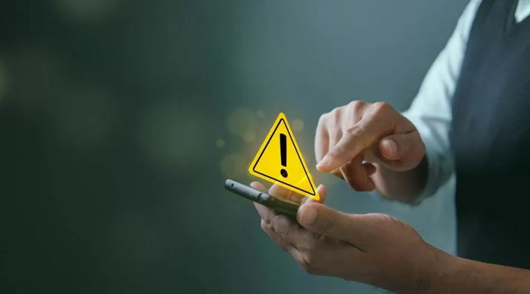 Descargas y 'dinero fácil': software pirata y préstamos exprés piden datos o pagos por adelantado; suelen ser puerta de entrada al fraude. Descargas y 'dinero fácil': software pirata y préstamos exprés piden datos o pagos por adelantado; suelen ser puerta de entrada al fraude.