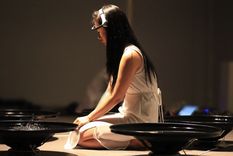 una artista hace bailar el agua con la mente