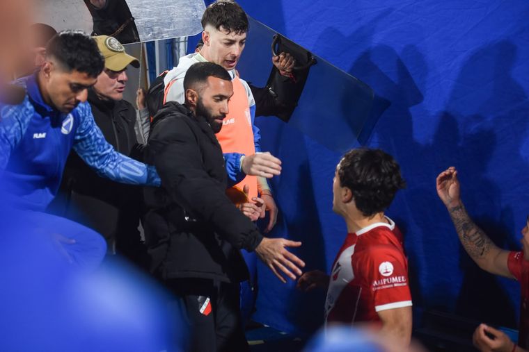 El final del partido estuvo marcado por las peleas entre jugadores. El final del partido estuvo marcado por las peleas entre jugadores.