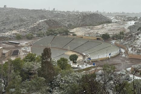 nieve en la ciudad de mendoza: asi amanece el parque y el cerro de la gloria nieve en la ciudad de mendoza: asi amanece el parque y el cerro de la gloria