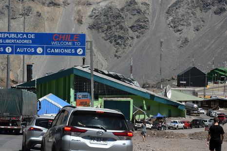 Turistas de diversas provincias y países limítrofes cruzan a Chile por el Paso Cristo Redentor. Turistas de diversas provincias y países limítrofes cruzan a Chile por el Paso Cristo Redentor.