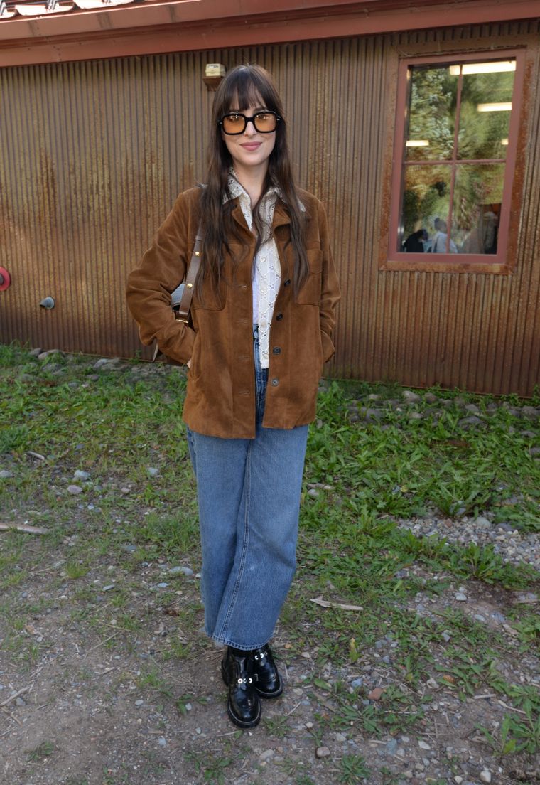 Dakota Johnson usa los jeans que más nos estilizan Foto: Vogue