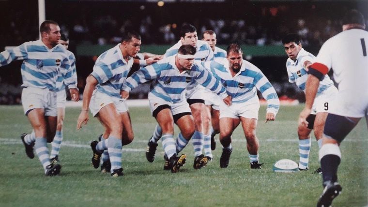 La calma que antecede al huracán. Se viene La Gran Cacho para arrollar a los ingleses y apoyar un try en el Mundial 1995. Foto: he Story of the Rugby World Cup South Africa 1995