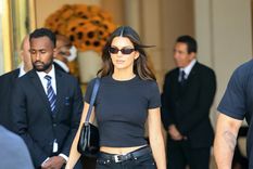 Kendall Jenner es nuestro ejemplo para buscar los jeans que más pueden estilizarnos Foto: Vogue España