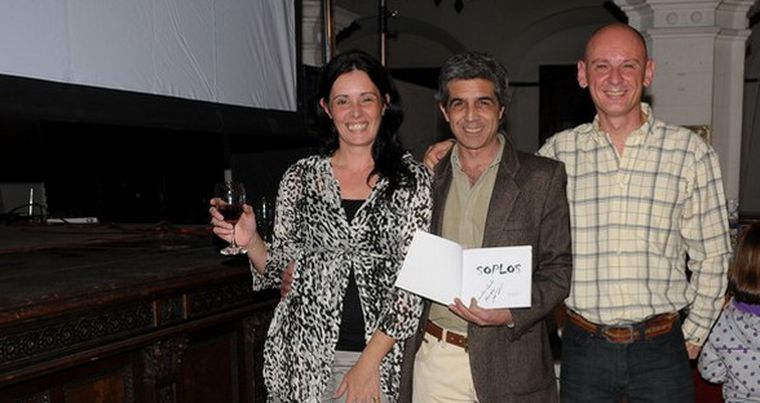 Loa autores de Soplos le obsequiaron un ejemplar a su amigo, Jorge Rafaniello. Foto: Gentileza
