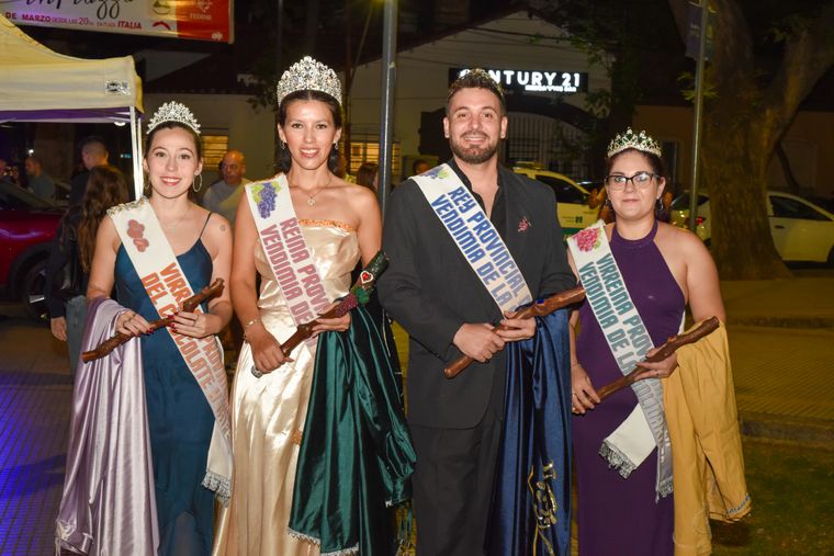 Priscila Bensich virreina provincial del chocolate y el café, Maria Inés del Grecco reina provincial de la Vendimia de la solidaridad, Mayda Boriero vireina provincial de la Vendimia de la solidaridad, Damián Tiviroli rey provincial de la Vendimia de la solidaridad. Priscila Bensich virreina provincial del chocolate y el café, Maria Inés del Grecco reina provincial de la Vendimia de la solidaridad, Mayda Boriero vireina provincial de la Vendimia de la solidaridad, Damián Tiviroli rey provincial de la Vendimia de la solidaridad.