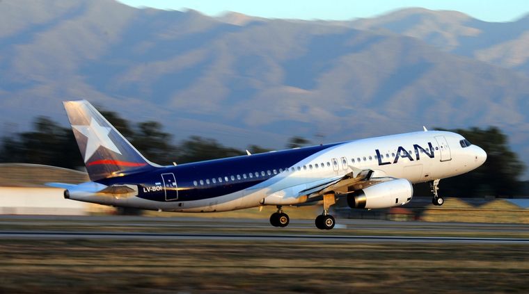 Vuelve Latam a volar desde y hacia Mendoza. Foto: ALF PONCE / MDZ