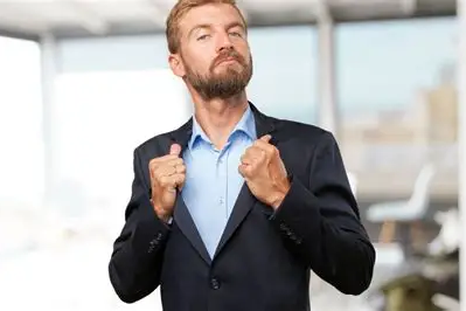 De la grandiosidad arrogante, que puede llegar a la soberbia o la megalomanía, a la caída libre en la vergüenza y la depresión. De la grandiosidad arrogante, que puede llegar a la soberbia o la megalomanía, a la caída libre en la vergüenza y la depresión.