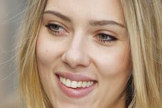 scarlett  johansson ya es mama: nacio rose