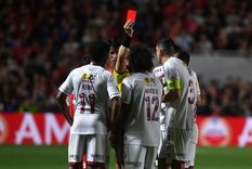 Marcelo ve la roja tras la desafortunada jugada. Foto: Télam