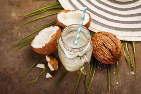 El agua de coco es una de las bebidas más saludables Foto: Shutterstock