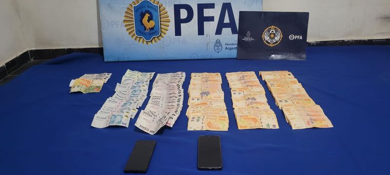 Dinero en efectivo y telefonos celulares secuestrados durante la requisa. Foto: Policía Federal Argentina
