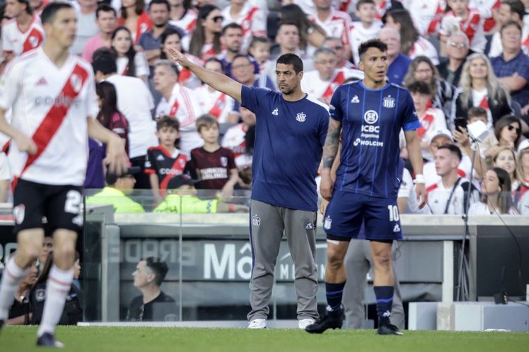 Fernando Machado ocupa provisoriamente el puesto de DT ante la sanción de Medina. Foto: Fotobaires