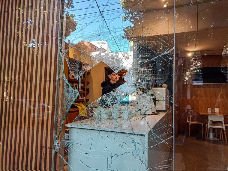 Rompieron la vidriera e ingresaron a robar en un café en el centro de la Ciudad de Mendoza Foto: Emilce Vargas Ferrara/MDZ