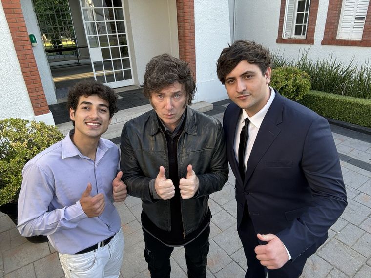 Javier Milei junto a Fran Fijap y el repartidor en Olivos Foto: X Fran Fijap