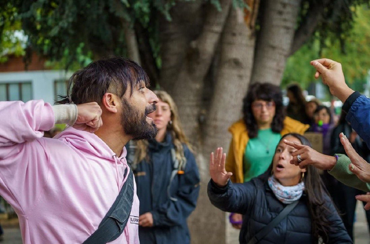 El agresor en pleno ataque al grupo feminista de San Martín de los Andes Foto: X Federico Soto