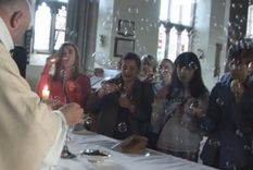 el cura, las burbujas de jabon y la eucaristia