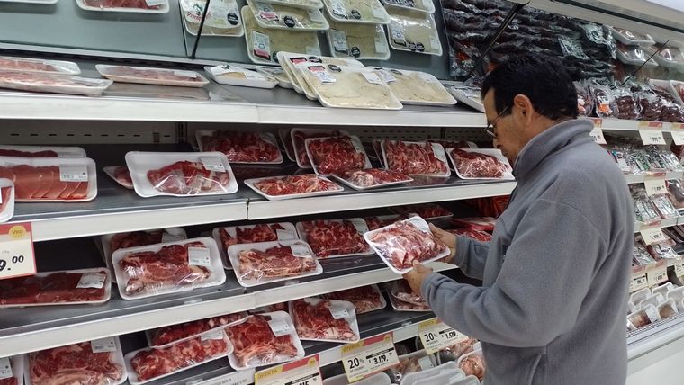 Salario mínimo Buscar precios y achicar gastos como receta básica para llegar a fin de mes Foto: Rodrigo DAngelo / MDZ