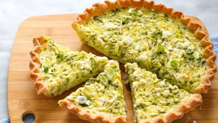 La receta de tarta de zapallitos permite variar el queso y los condimentos según el gusto de cada uno. La receta de tarta de zapallitos permite variar el queso y los condimentos según el gusto de cada uno.