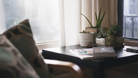Las mesas de la sala de estar, living, hoy en día cumplen más funcionalidades de las que creemos, por eso es importante elegirlas en detalle. Foto: Foto: Pixabay - pixabay.com