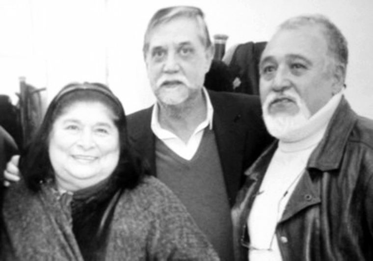 La foto muestra un momento de charla entre amigos. Mercedes, Jorge y Pocho Sosa. Fue el viernes 12 de julio del 2002.